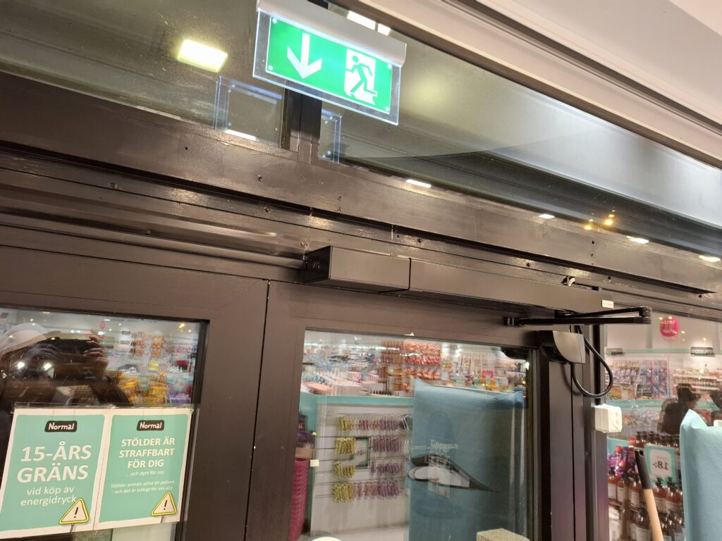 Dörrautomatik installerad åt företag och butiken Normal i Stockholm