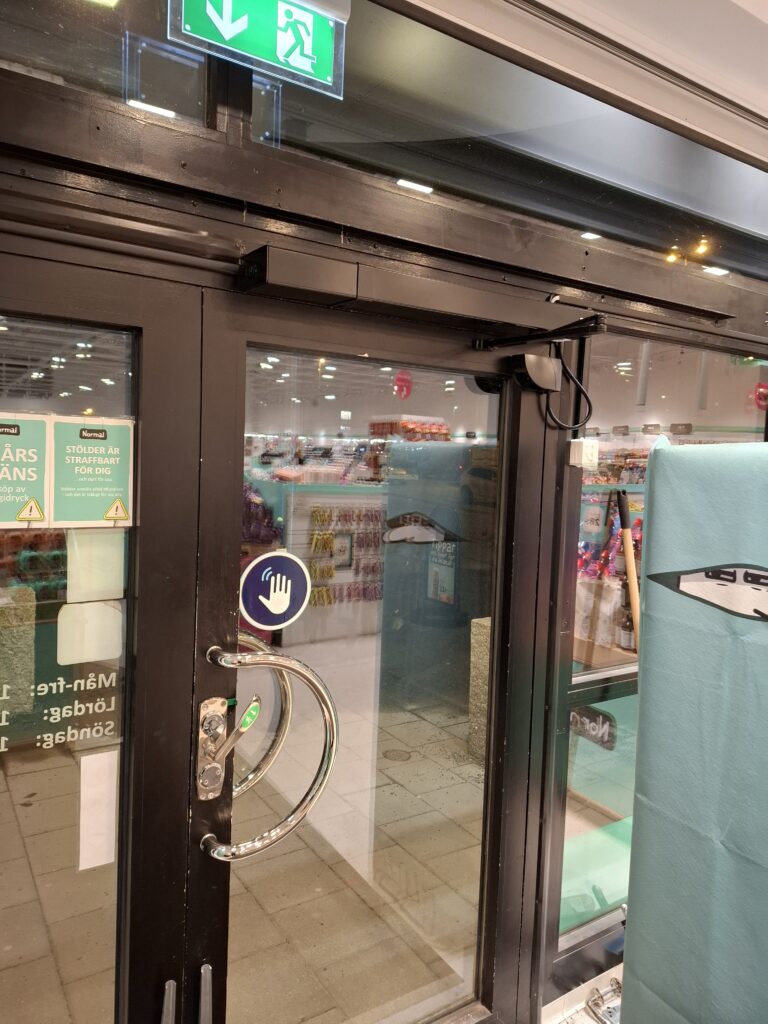 Installerad dörrautomatik till företaget Normal på deras butik i Stockholm