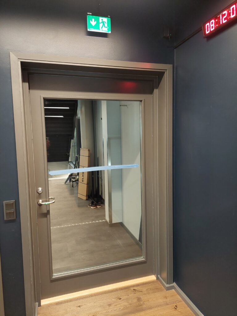 entrédörr till kontor i Stockholm där vi installerat dörrautomatik