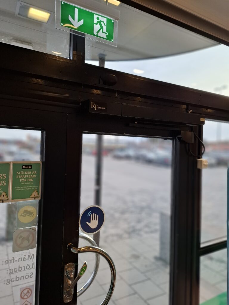 Dörrautomatik på dörr i stockholm